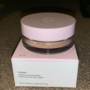 GLOSSIER WOWDER POWDER (shade G5/G7)